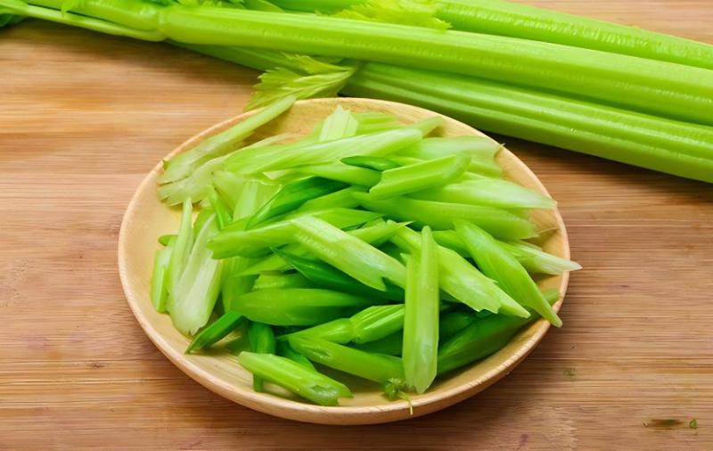 芹菜浇水冲施什么肥料(芹菜浇水冲施什么肥料好)